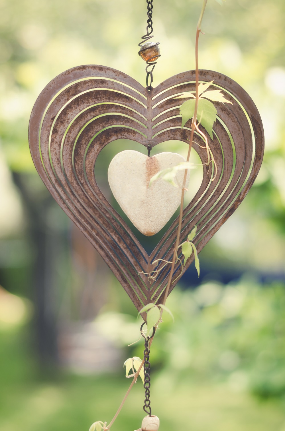 Heart decoration of iron and stone with inscription "Ruhe" (silent)